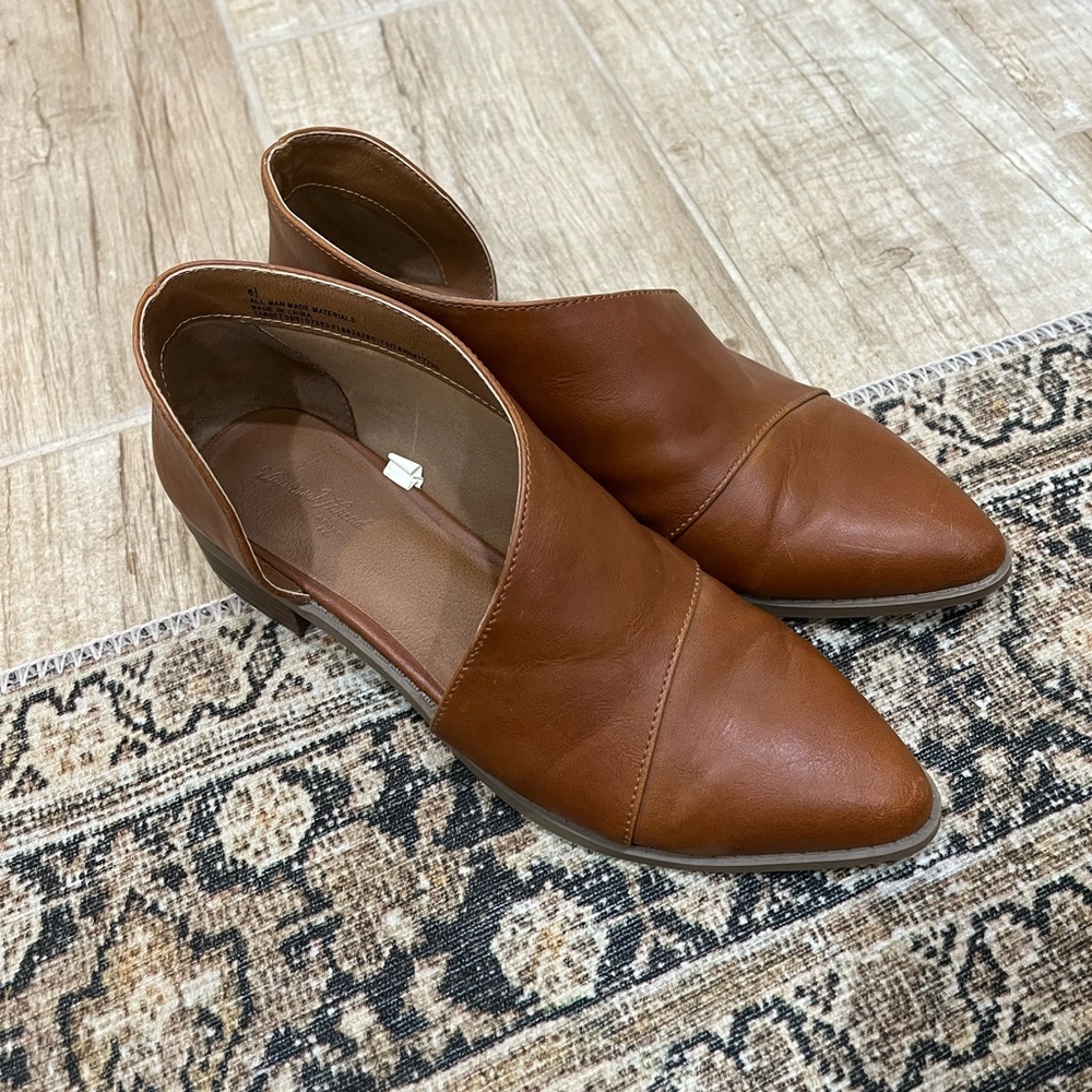 Universal Thread flats